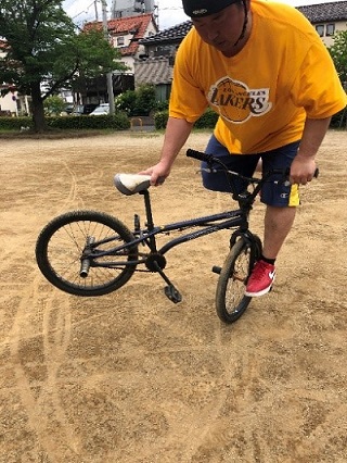 リフレッシュのために休日は趣味のBMXを楽しむ